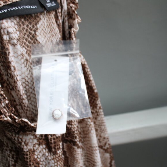 New York & Company Brown White Snake Skin Mock Neck Short Sleeve Top Medium NWT - Picture 6 of 6